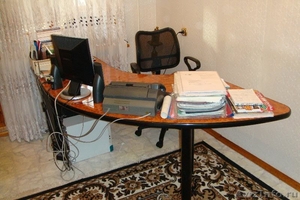 Стол офисный компьютерный-руководителя и кресло! Недорого!  - Изображение #1, Объявление #892024